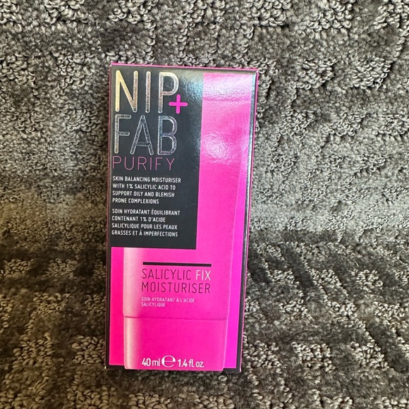 NIP + FAB Salicylic Fix Moisturizer - Picture 1 of 3